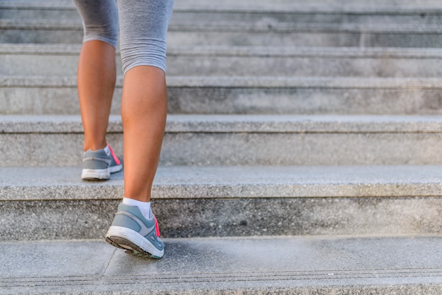 Jambes et chaussures d&#39;un jogger courant dans un escalier