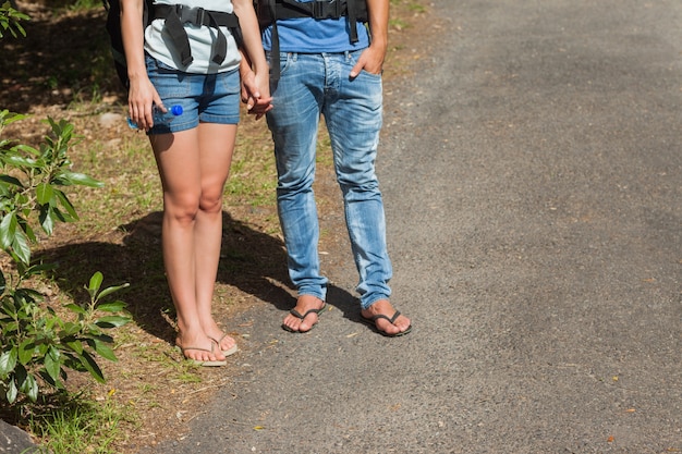 Jambes de couple partant ensemble pour un trek