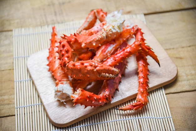 Jambes de crabe royal d'Alaska cuites de fruits de mer sur une planche à découper en bois crabe rouge hokkaido