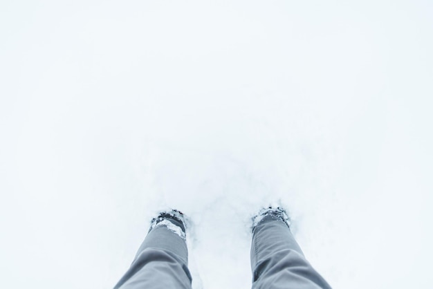 Jambes dans la neige se bouchent