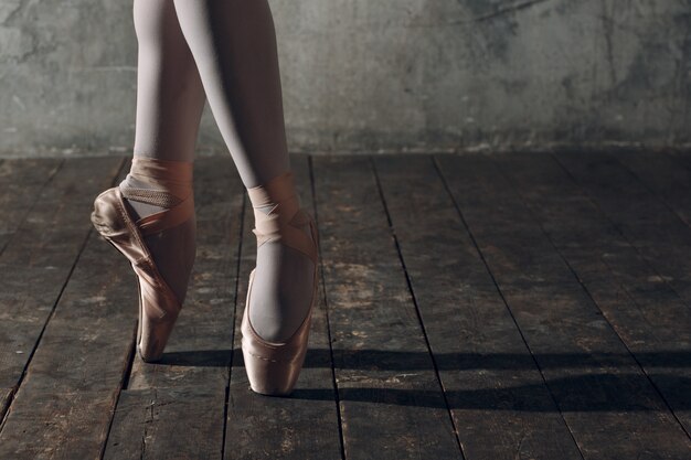 Jambes de danseur ballert en pointe bouchent