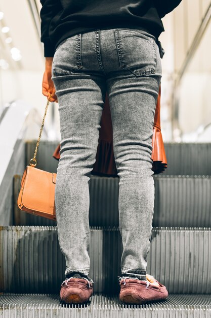 Photo jambes debout sur l'escalator d'un centre commercial