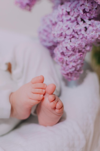 Les jambes du bébé sont en fleurs