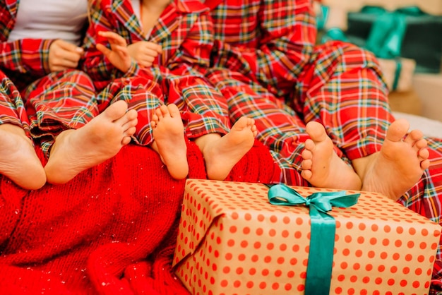 Jambes de famille en pyjama