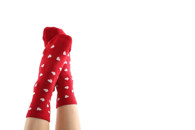 Jambes féminines en chaussettes rouges avec coeurs isolés sur blanc