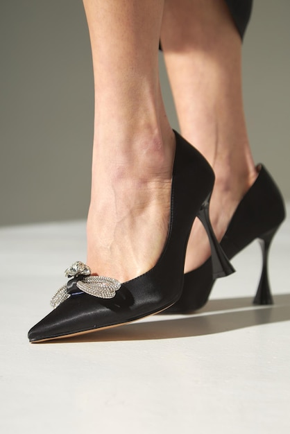 Jambes féminines en chaussures en cuir noir de la nouvelle collection Chaussures de mode en cuir écologique