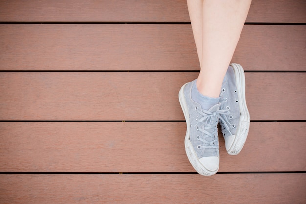 Jambes féminines portant des baskets