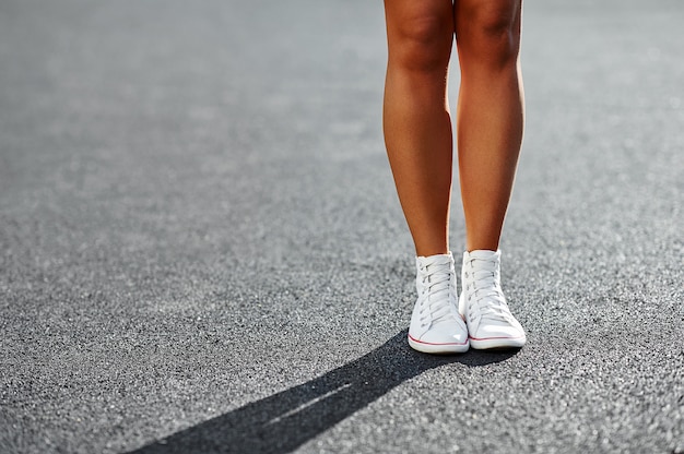 Jambes de femme en baskets - Close up portrait