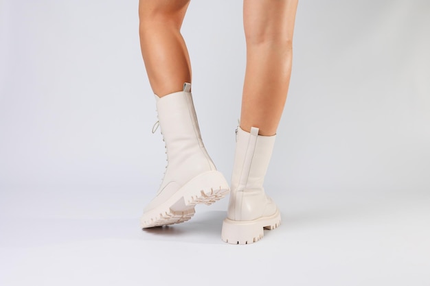 Jambes de femme dans une collection de chaussures blanches en cuir à la mode sur fond blanc collection printemps de chaussures pour femmes