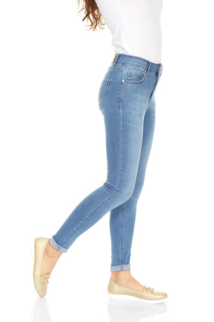 Jambes de femme avec un denim bleu sur fond blanc