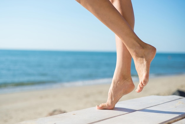 Les jambes de la femme sur le fond de l'océan ou de la mer, gros plan