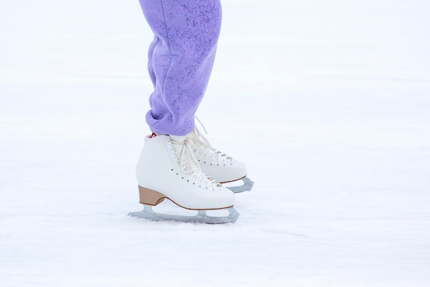 Jambes d'une femme patinant sur une patinoire. passe-temps et loisirs. sports d'hiver