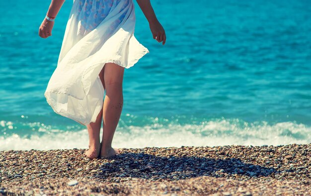 Jambes de femme sur la plage. Mise au point sélective.