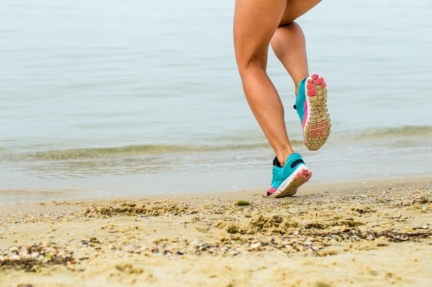 jambes de femme sportive sur la plage