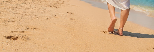 Photo jambes d'une fille au bord de la mer.