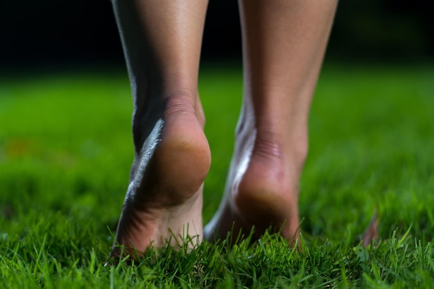 Jambes sur l'herbe