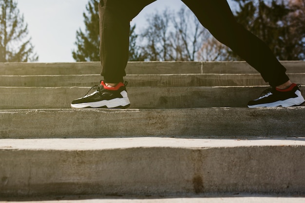 Les jambes de l'homme en baskets