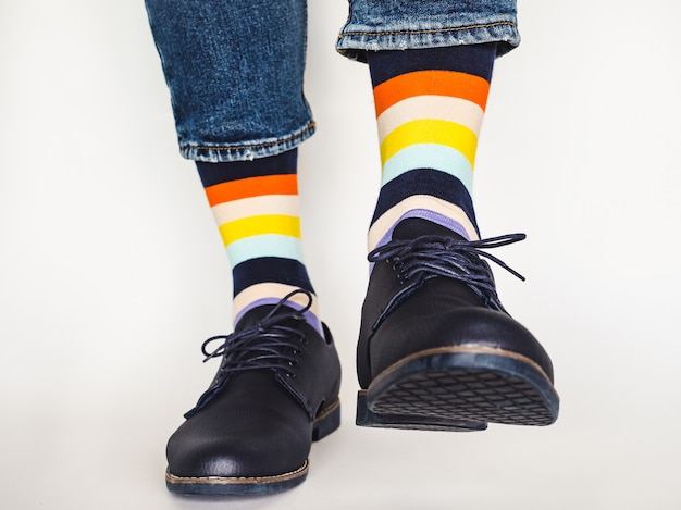 Jambes d'homme, chaussures tendance et chaussettes lumineuses