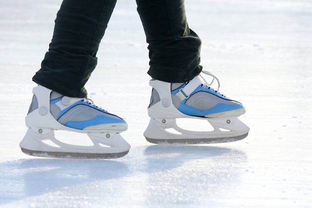 Les jambes d'un homme patinant sur la patinoire