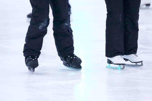 Les jambes d'un homme patinant sur une patinoire