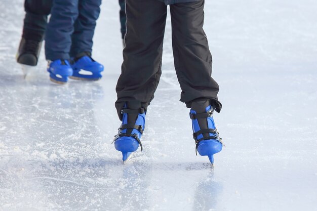 Jambes d'un homme patinant sur une patinoire.