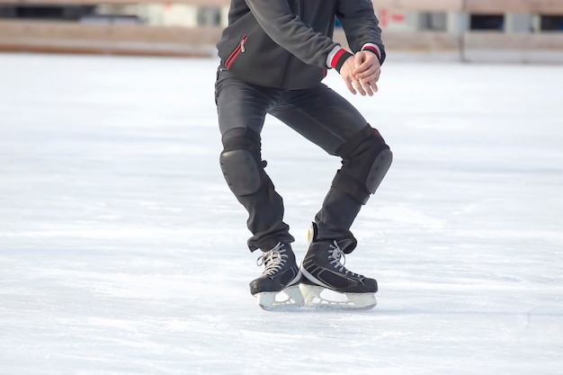 Jambes d'un homme patinant sur une patinoire.