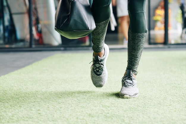 Photo jambes de l'homme venant au gymnase