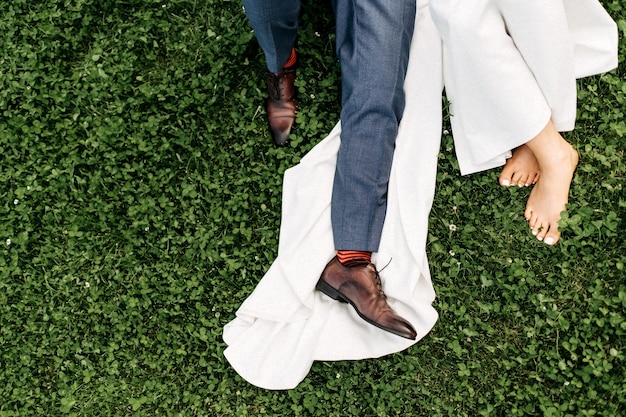 Jambes de mariés sur l'herbe