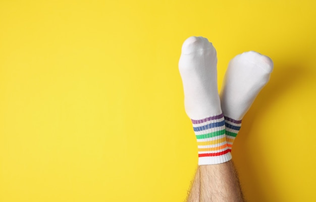 Jambes masculines avec des chaussettes LGBT en l'air