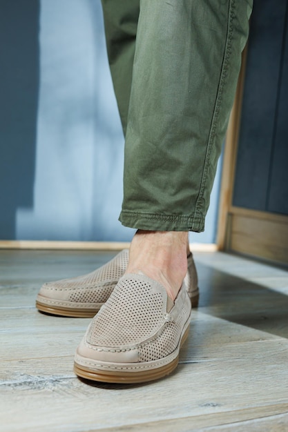 Jambes masculines dans des chaussures en cuir beige Chaussures classiques pour hommes