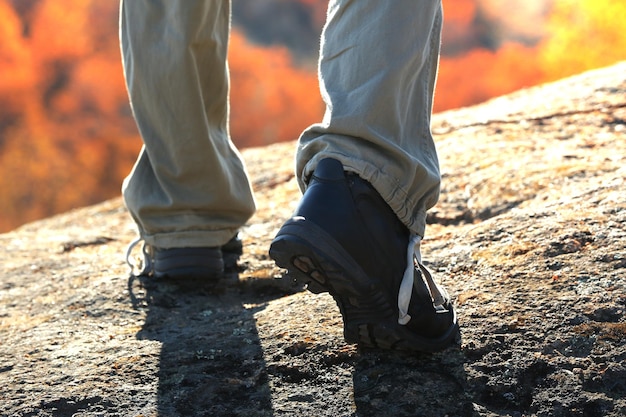 Photo jambes masculines sur la montagne