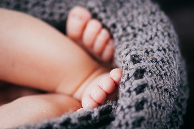 Jambes d'un nouveau bébé dans une couverture