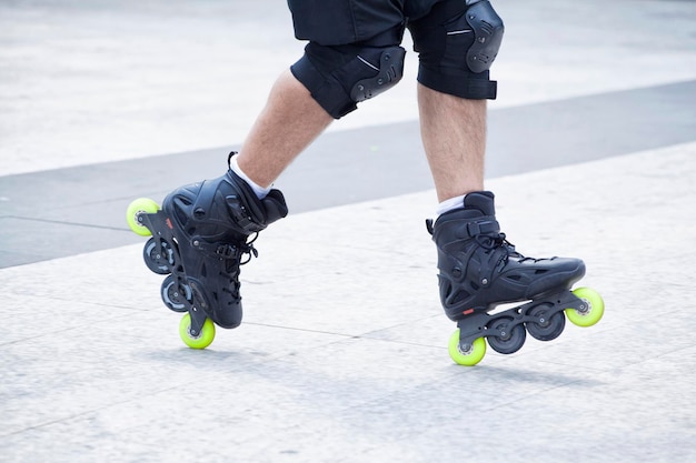 Jambes de patineur avec patins à roues alignées