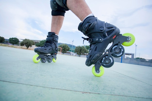 Jambes de patineur avec patins à roues alignées