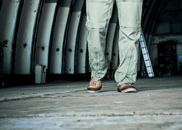 Les jambes de la personne dans le hangar