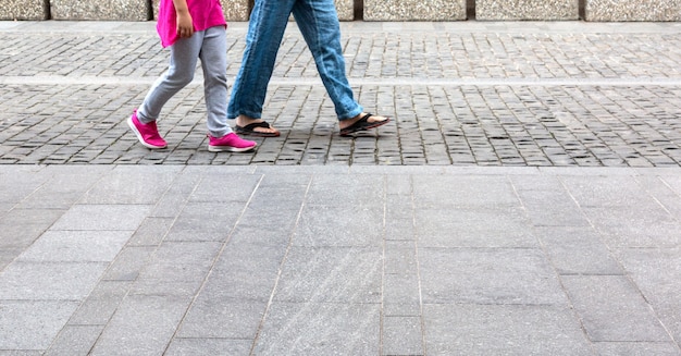 Jambes de personnes en mouvement