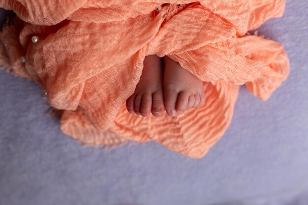 jambes d'un petit enfant en gros plan. un peu de bonheur.