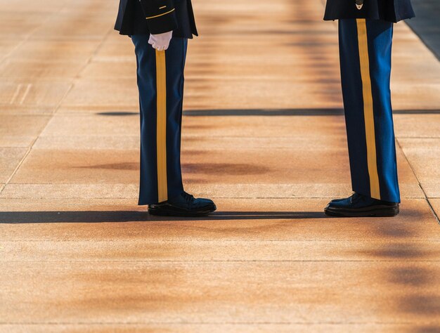 Jambes et pieds de la garde d'honneur au cimetière d'Arlington