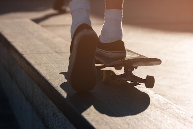 Jambes sur une planche à roulettes.