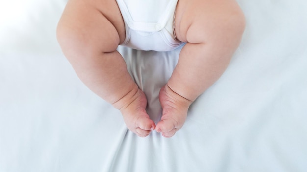 Jambes potelées du nouveau-né sur fond blanc Gros plan sur une partie du corps du bébé nouveau-né