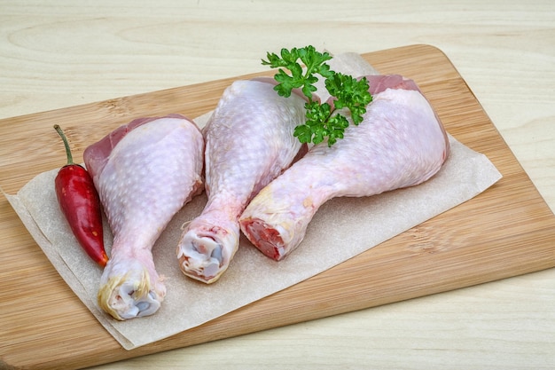 Jambes de poulet cru