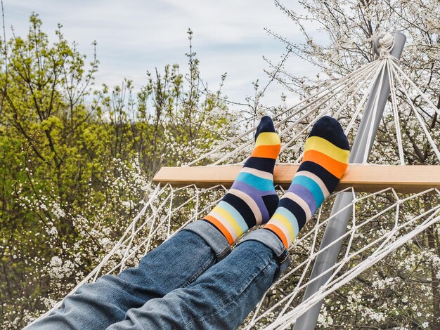 Jambes pour hommes et chaussettes lumineuses Gros plan en plein air