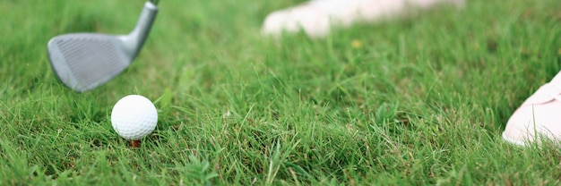 Jambes de putter et de boule de fer de golfeur sur l'herbe