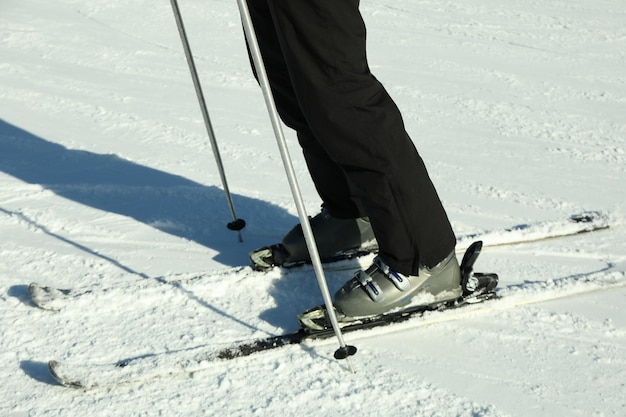 Jambes de skieur sur la saison de ski de pente de ski