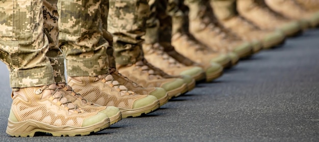 Les jambes des soldats sont vêtues de bottines et de pantalons de camouflage.