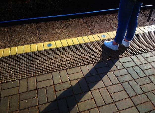 Photo jambes de voyageur sur fond de gare