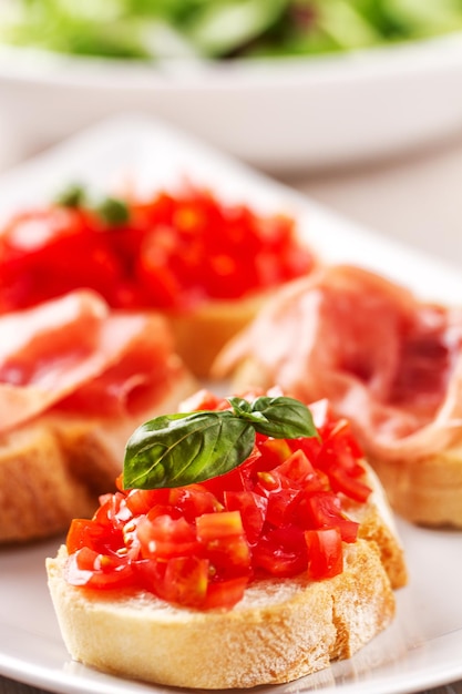 Jambon cru et tomates fraîches avec bruschetta au basilic