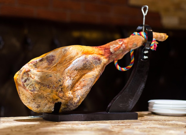 Jambon espagnol traditionnel sur un support en bois