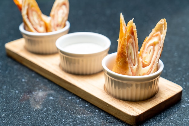 jambon frit et rouleaux de printemps au fromage