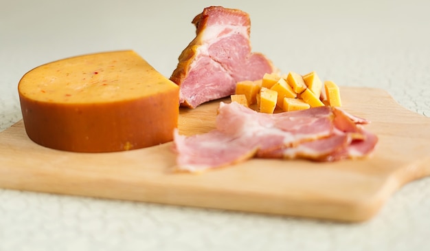 Jambon et fromage sur une planche à découper en bois